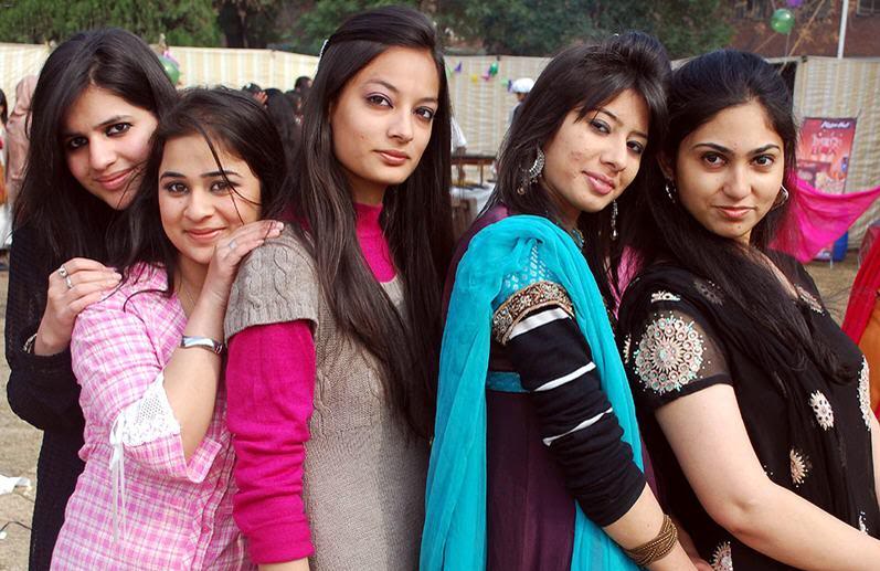 Pakistani School & College Girls Wallpapers HD Pictures